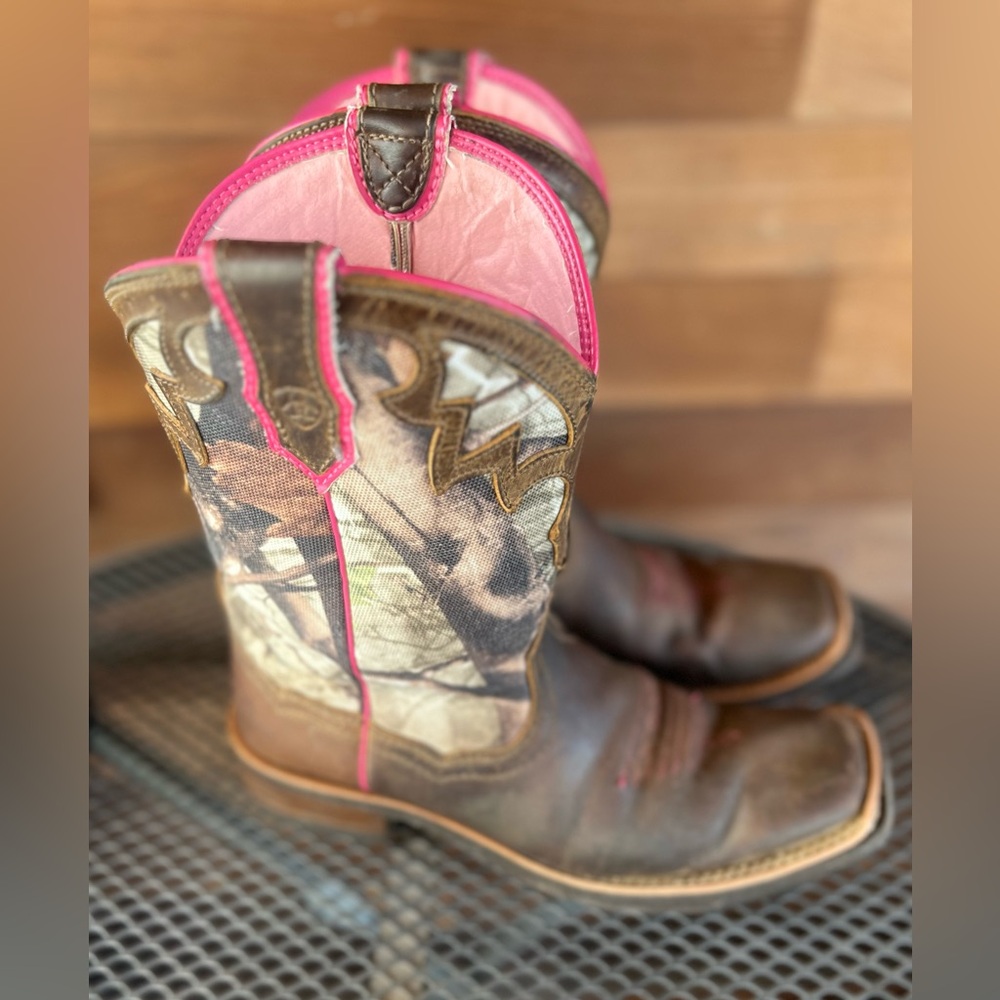 Ariat western leather cowboy boots pink camo Womens size 7 concert festival